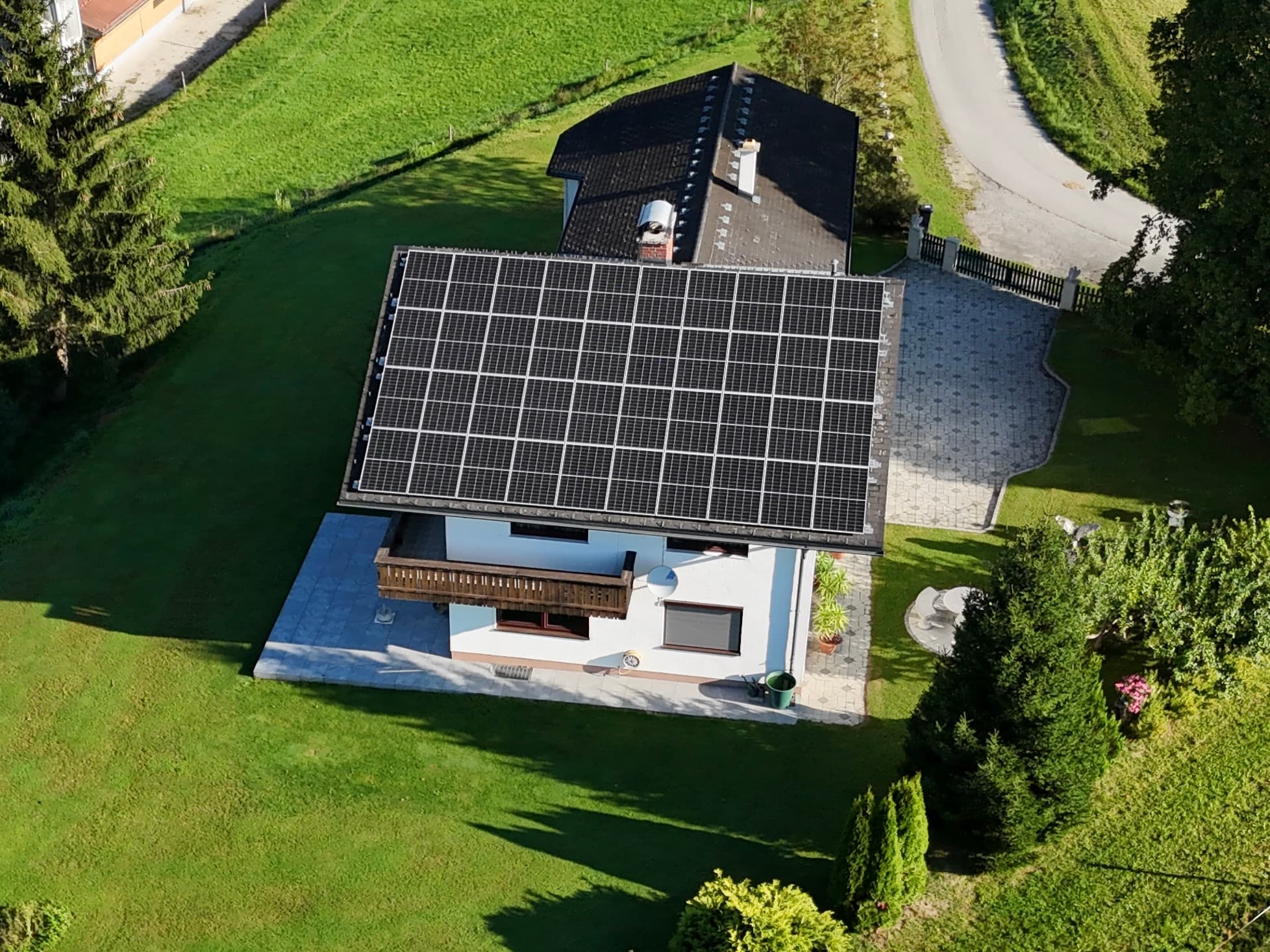 Private Photovoltaikanlage mit Speicher, E-Auto-Ladung und Heizungsunterstützung