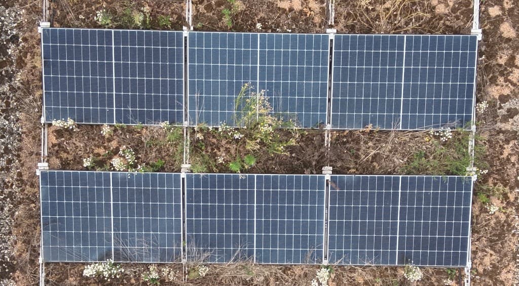 Sechs Photovoltaikmodule im Echtbild, gleichmäßig dunkel